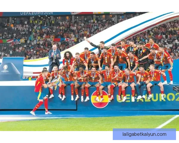 欧洲杯奖杯巡游活动揭幕，球迷热情高涨，赛事氛围持续升温